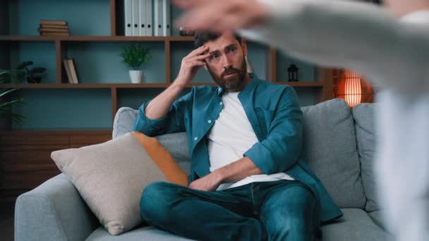 Müde Aufgebrachte Vater Sitzen Auf Sofa Frustriert Über Aktive Laute — Stockvideo