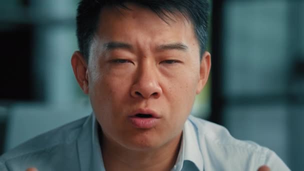怒りに満ちた厳格なアジア系中国人男性の肖像不満を表す男性日本の韓国人ビジネスマンの苦情ビジネスの問題不満怒りの感情激怒負の態度 — ストック動画