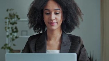 İş kadını serbest öğretmen Afrikalı etnik kadın sohbet videosu müşteriyle çevrimiçi konferans görüşmesi selamlaşın el sallayın merhaba sanal uzaktan konuşma yapın evden bilgisayarla iş yapın