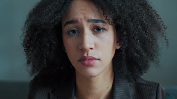 ポートレート悲しい女性アフリカ系アメリカ人の女の子学生深刻な不安カメラを見てフラストレーション離婚について心配動揺うつ病女性犠牲者のいじめ女性と健康問題 — ストック動画