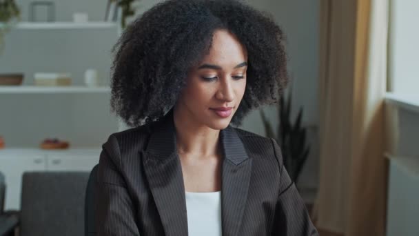 Cansado Exausto Excesso Trabalho Estudante Empresária Freelancer Sonolento Afro Americano — Vídeo de Stock