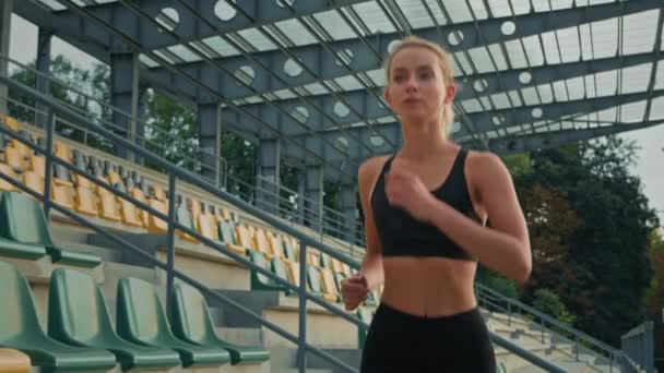 Sportswoman Corridore Jogger Atleta Donna Fitness Donna Esecuzione Sullo Stadio — Video Stock