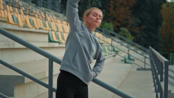 Actieve Sportvrouw Stretch Spieren Stadsstadion Kaukasische Jonge Vrouw Meisje Doen — Stockvideo