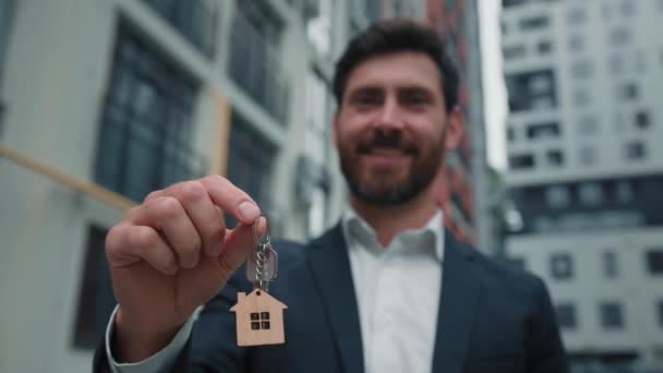 Immobilienmakler Geschäftsmann Kaukasischen Bärtigen Mann Käufer Mieter Männlich Halten Schlüssel — Stockvideo
