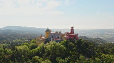 En iyi hava manzaralı Portekiz tarihi konutu ünlü turistik yer Pena Sarayı Katolik kompleksi renkli yüksek kuleleri olan Sintra Portekiz 'deki kayalık tepede konağın dış dekoratif dış görünüşü.