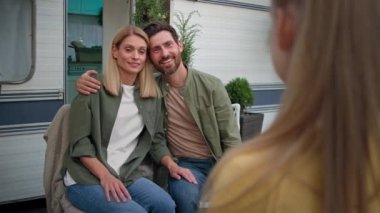 Anne ve babaya sarılan anne ve baba tanınmaz halde olan kız çocuğu şiir anlatıyor. Arka planda şarkı söylüyor, bebek gibi konuşuyor, beyaz anne ve babayla konuşuyor.