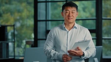 Asyalı iş adamı bankacılık CEO 'su. Adam 40' lı yaşlarda iş adamı. Çinli yetişkin erkek.
