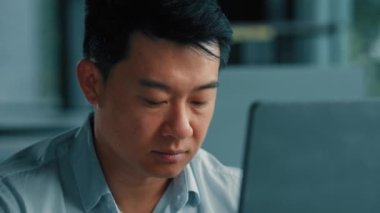 Çin portresini kapatın, profesyonel Asyalı odaklı adam profesyonel Koreli işçi web tasarımcısı iş adamı bilgisayar programında çalışıyor. Bilgisayarda bilgisayarlı arama bilgilerini kullan. Çevrimiçi ekommerce işi