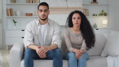 Portre, sakin sakin, sakin, evli, çok ırklı bir çift, Hintli bir adam ve beyaz bir kadın. Yeni evlerinde oturmuş, kamera karşısında boşanmış kadınlara bakıyorlar.