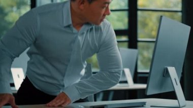 Çinli odaklı profesyonel işçi Asyalı başarılı 40 'lı yılların iş adamı ofis masasında oturuyor yazılım bilgisayar programı geliştiriyor siber uzay elektronik ticaret programlarında iş bilgileri arıyor