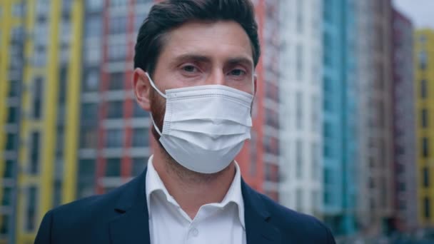 呼吸器保護マスクの病気の大人のビジネスマンアレルギー男性感染症のための個人的な安全性コロナウイルスや季節性アレルギーからの時間医療措置は 都市医療の概念で病気のリスクを回避 — ストック動画