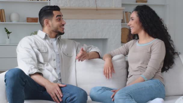 拉美裔拉美裔一对多种族夫妇的朋友丈夫和妻子在家里坐在沙发上谈论未来的计划和手势高五手拉手团队合作同意联盟 — 图库视频影像