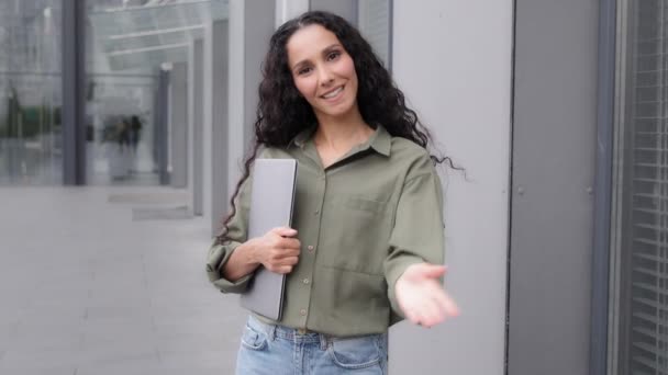 Sorrindo Latina Caucasiana Mulher Dos Anos Hispânica Com Laptop Empresária — Vídeo de Stock