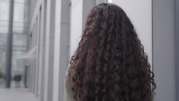 Koyu Kıvırcık Saçlı Uzun Saçlı Kadın Saç Stili Kadının Yakın — Stok video