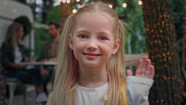 Porträtt Liten Liten Unge 10S Flicka Barn Baby Kaukasiska Skolflicka — Stockvideo
