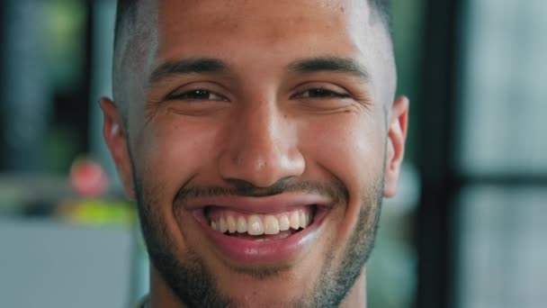 Nahaufnahme Kopfschuss Porträt Drinnen Afroamerikaner Mann Kerl Männlich Glücklich Lächelnd — Stockvideo