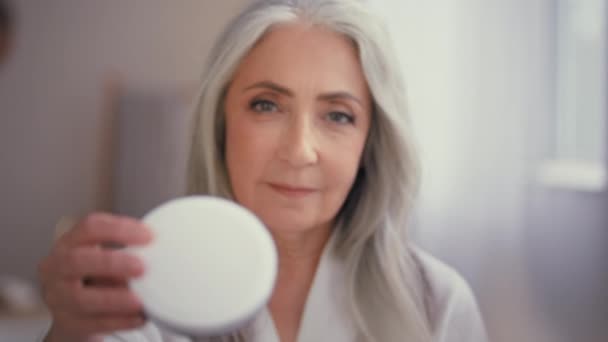 Ηλικιωμένη Λευκή 50Άρα Ώριμη Γυναίκα Γιαγιά Κυρία Μακριά Γκρίζα Μαλλιά — Αρχείο Βίντεο
