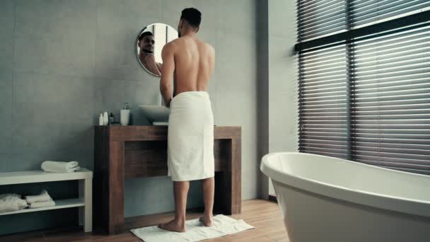 라티나 수염을 욕실에서 수건을 엉덩이를 두르고 거울에 모습을 바라보며 여드름이 — 비디오