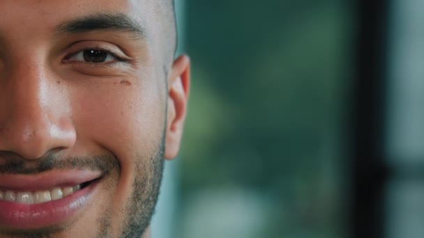Половина Чоловічої Статі Обличчям Обличчя Посміхається Щасливий Зуб Білими Зубами — стокове відео