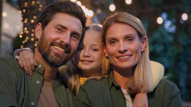 Retrato Família Livre Sorrindo Pais Caucasianos Com Custódia Adotou Pequena — Vídeo de Stock