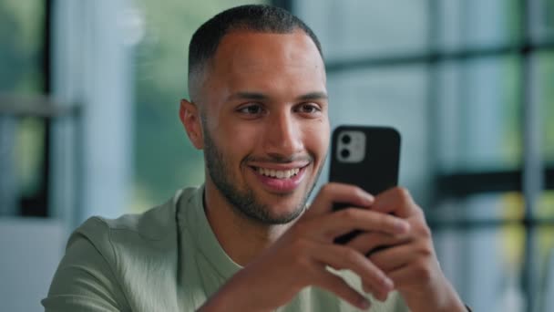 Афроамериканский Бизнесмен Просматривает Смартфон Помещении Мультирасовый Человек Офисе Помощью Мобильного — стоковое видео