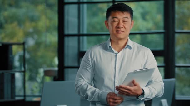 亚洲企业代理银行经理经理工人40多岁商人韩国成年人中年男子持有金融票据保险站在现代公司的成功行业 — 图库视频影像