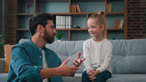 Καυκάσιος Άντρας Γονιός Πατέρας Ψυχολόγος Μιλήσει Μικρό Χαριτωμένο Κοριτσάκι Διδάξει — Αρχείο Βίντεο