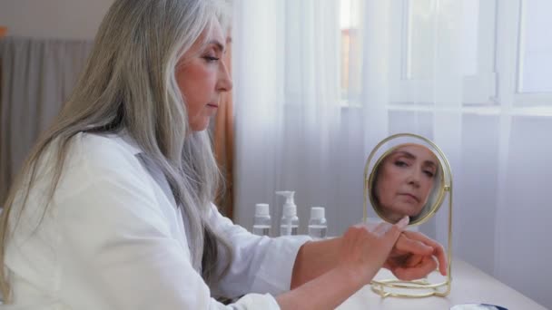 Stary Senior Siwe Kobieta Rano Sypialni Zabiegi Kosmetyczne Opieki Zdrowotnej — Wideo stockowe