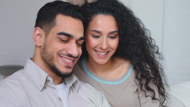 Gülümseyen Mutlu Bir Aile Çok Irklı Hintli Evli Çift Erkek — Stok video
