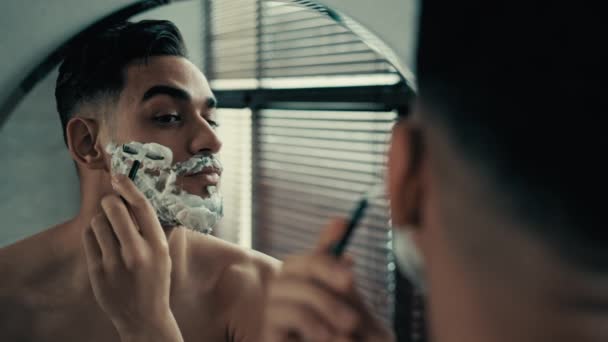 Nahaufnahme Reflexion Spiegel Badezimmer Hispanic Indian Latina Bärtigen Mann Rasieren — Stockvideo