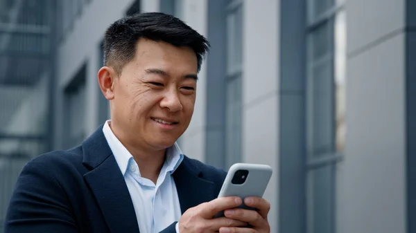 Κοντινό Πλάνο Χαμογελώντας Γελώντας Ασιάτης Μεσήλικας Κορεάτης Επιχειρηματίας Επιχειρηματίας Άντρας — Φωτογραφία Αρχείου