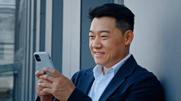 Närbild Ler Asiatisk Medelålders Affärsman Arbetstagare Man Arbetsgivare Entreprenör Leende — Stockfoto