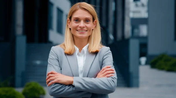 Framgångsrik Glad Ung Affärskvinna Går Gatan Säker Stolt Kvinna Professionell — Stockfoto