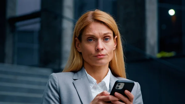 Allvarligt Fokuserad Affärskvinna Som Håller Telefonen Stående Staden Ledsen Frustrerad — Stockfoto