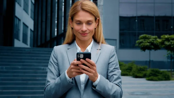 Młoda Kobieta Stoi Śródmieściu Telefonem Ręku Wpisując Biznesowy Email Odpowiadając — Zdjęcie stockowe