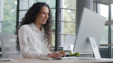 Bilgisayarda harika online haberler okuyan heyecanlı genç bir kadın e-posta ile başarılı iş kadını zaferi kutluyor başarıya seviniyor iyi bir iş teklifi alıyor yeni iş teklifini duyunca şaşırıyor insan.