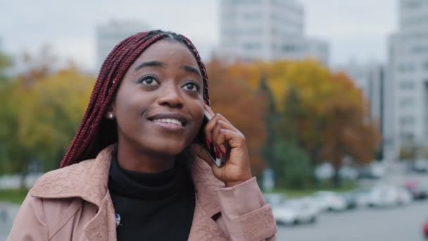 Close Jovem Feliz Sorrindo Afro Americano Mulher Livre Falando Telefone — Vídeo de Stock