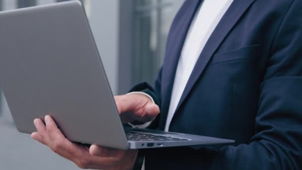 Close Homem Digitando Laptop Bem Sucedido Caucasiano Bonito Homem Negócios — Vídeo de Stock