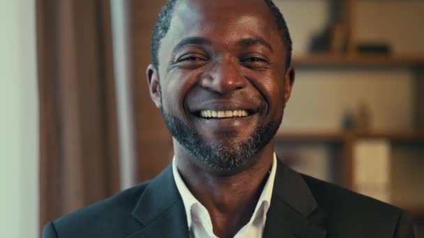 Крупным Планом Взрослый Счастливый Африканский Американец Смеется Смешной Шуткой Чувствует — стоковое видео