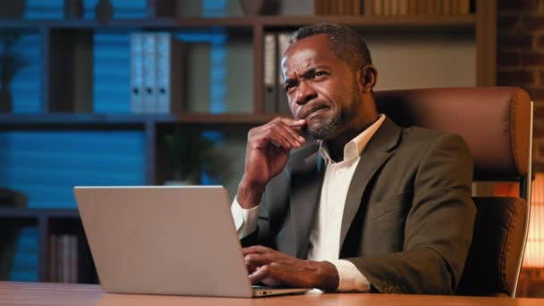 Pensivo Homem Confuso Sentado Escritório Trabalhando Laptop Pensar Ponderar Estratégia — Vídeo de Stock