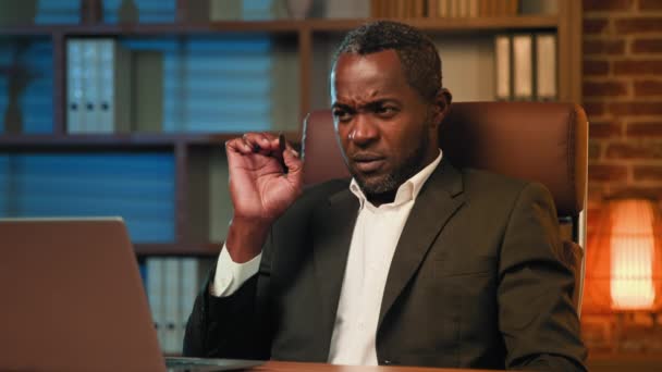 Africano Americano Empresário Sentado Casa Escritório Falando Vídeo Chamada Laptop — Vídeo de Stock
