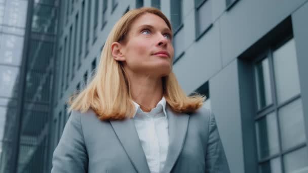 Portrait Féminin Gros Plan Caucasien Femme Affaires Debout Extérieur Regardant — Video