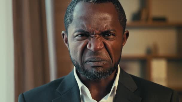 Portré Afro Amerikai Férfi Dühös Dühös Üzletember Agresszív Arckifejezéssel Mutatja — Stock videók