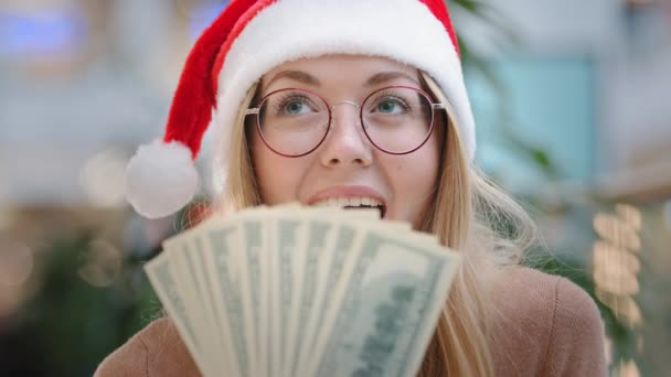 Mulher Caucasiana Vestindo Chapéu Vermelho Natal Santa Boné Óculos Segurando — Vídeo de Stock
