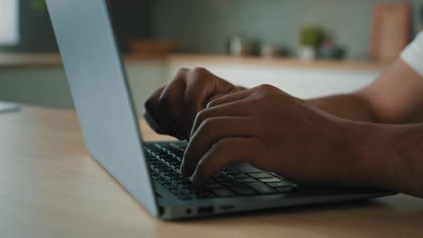 在网上工作的美国人男性发短信与电脑在线学习写作文章在网上购物编程方面的工作 — 图库视频影像