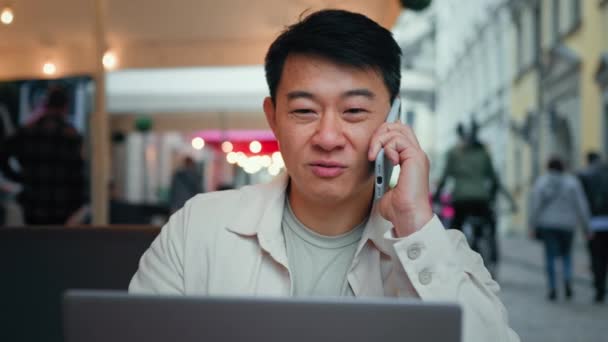 Άνθρωπος Μιλάει Στο Τηλέφωνο Κοιτάζοντας Την Οθόνη Του Φορητού Υπολογιστή — Αρχείο Βίντεο