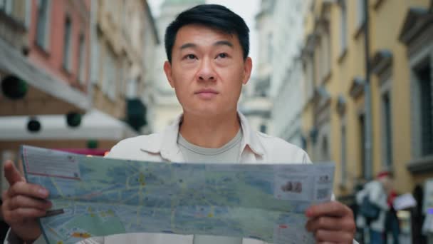 Азиатский Мужчина Турист Путешествующий Новом Городе Стоя Открытом Воздухе Глядя — стоковое видео
