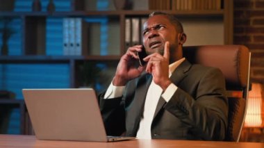 Başarılı bir işadamı ofisinde cep telefonuyla müşteriyle konuşuyor. İş görüşmelerine Afro-Amerikan bir adam cevap veriyor. Duygusal olarak iletişim kuruyor.