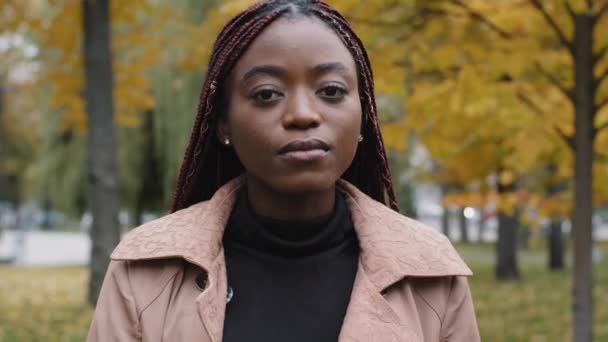 Nahaufnahme Genervt Afrikanisch Amerikanische Junge Frau Die Freien Steht Und — Stockvideo