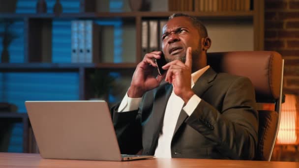 Erfolgreicher Geschäftsmann Sitzt Büro Und Telefoniert Mit Kunden Arbeitsplatz Afrikanisch — Stockvideo